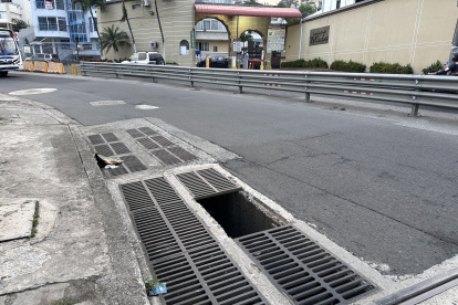 Una parte de la rejilla sobre la vía ha sido retirada.