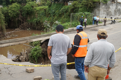 Parte de una vía en Llano Chico colapsó por las lluvias
