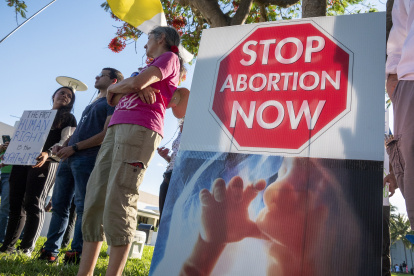 Un grupo de manifestantes antiaborto durante una protesta en el campus de la Universidad Internacional de Florida, en Miami (EE.UU.).