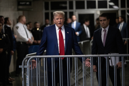 El expresidente de EE.UU. Donald Trump (c) habla este martes con la prensa previo al incio de la tercera semana del juicio penal en su contra en una corte de Nueva York.