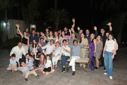 La familia completa posa para la foto del recuerdo.