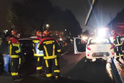 Bomberos y agentes de tránsito se encuentran en el sitio para atender este choque múltiple.