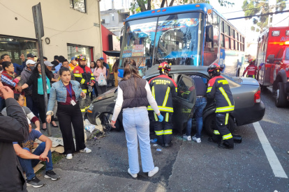El bus chocó contra el costado derecho del auto, cuando circulaba por la calle Juan León Mera, norte de Quito