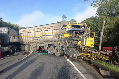 La cabina del vehículo, conocido como "bañera" resultó con la cabina destrozada, tras el impacto.