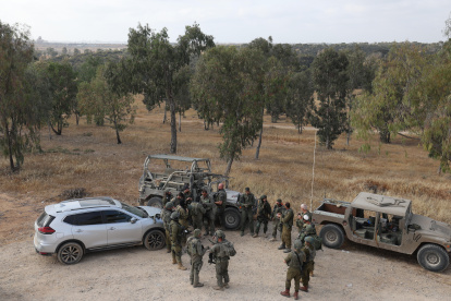 Un grupo de soldados israelitas desplazados en la Franja realizan una para en un punto determinado del enclave palestino.