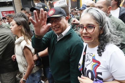 El presidente Gustavo Petro, acompañado de la senadora María José Pizarro, saluda durante una marcha con motivo Día Internacional de los Trabajadores, en Bogotá.