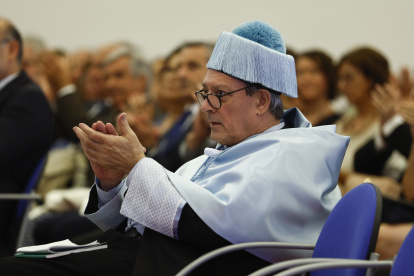 Fue ganador del Premio Príncipe de Asturias de las Letras en 2009,