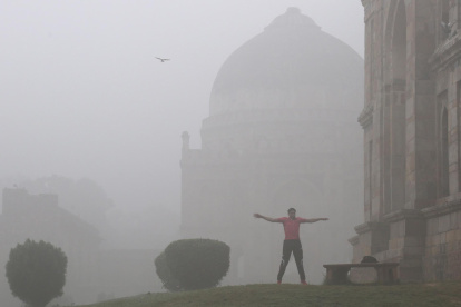 En la imagen de archivo, un hombre hace ejercicio temprano en el jardín Lodhi de Nueva Delhi (la India).