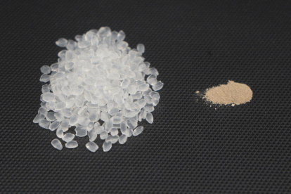 Bolitas de poliuretano termoplástico (izquierda) y polvos de esporas (derecha) que se mezclan para fabricar el nuevo material de termoplástico biocompuesto degradable.