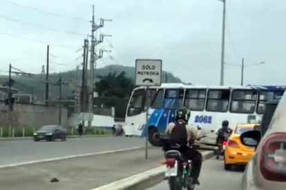 Momento exacto en el que la unidad cruzó el parterre para llegar al carril contrario.