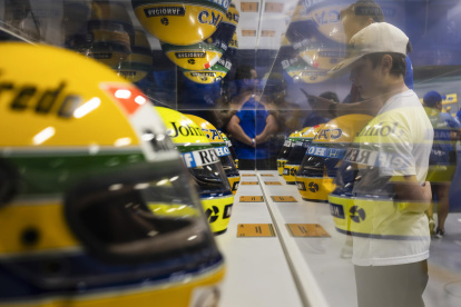 Un niño observa los cascos que pertenecieron al piloto brasileño Ayrton Senna en una exhibición en honor al piloto en el Circuito de Interlagos.