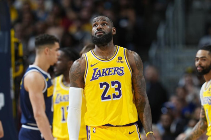 El experimentado LeBron James ha jugado 21 temporadas en la NBA