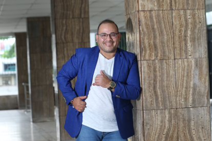 El salsero ecuatoriano Adolfo Olivares incursiona en la rockola.