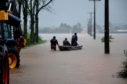 Un grupo de personas que se transportan en una canoa en una calle inundada este miércoles, en Santa María, estado de Rio Grande do Sul (Brasil).