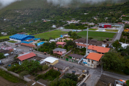 Foto aéreade la población de Perucho, parte de la Ruta Escondida de Quito alberga tesoros en forma de historia, cultura, naturaleza y gastronomía.