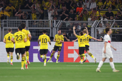 Dortmund (Germany), 01/05/2024.- Dortmund"s Niclas Fuellkrug (C) celebrates with teammates after scoring the 1-0 goal during the UEFA Champions League semi final, 1st leg match between Borussia Dortmund and Paris Saint-Germain in Dortmund, Germany, 01 May 2024. (Liga de Campeones, Alemania, Rusia) EFE/EPA/CHRISTOPHER NEUNDORF