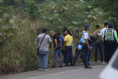 Guayaquil. El cuerpo estaba sobre la maleza a un costado de la vía.