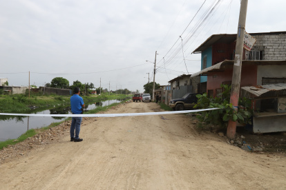Durán. Policías recogen indicios en el lugar del ataque.