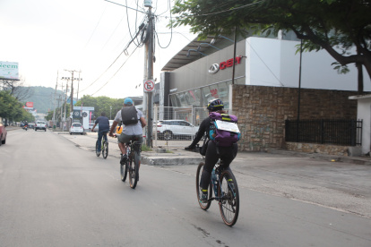 Ruta. Ciclistas del grupo Masa Crítica se movilizaron por la avenida Carlos Julio Arosemena.