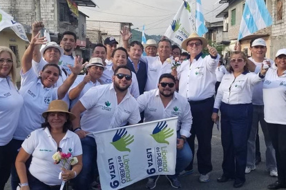 Activismo. Leonardo Cortázar (en el centro con gafas) ha militado en Fuerza Ecuador, Libertad es Pueblo y ADN.