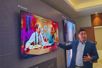 La función SpaceFit Sound aprovecha la tecnología de inteligencia artificial para evaluar los entornos circundantes y garantizar que el sonido se ajuste adecuadamente.