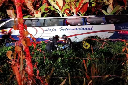 Un bus de la Cooperativa Loja se accidentó en la vía Santa Rosa - Machala.