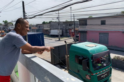 Jeferson Pacho señala que esta larga fila de tráileres es de lunes a viernes.