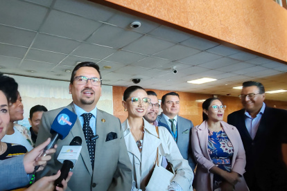 Berrezueta estuvo acompañado de la bancada correísta en la presentación.