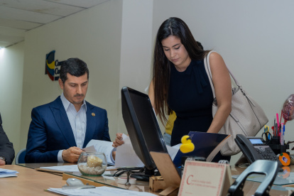 Miguel Ángel González, presidente de la CCG, presentando la demanda en la Corte Constitucional en días pasados.
