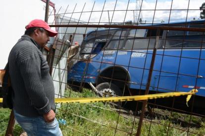 Un bus de transporte público se volcó en el sector Cutuglagua, sur de Quito.