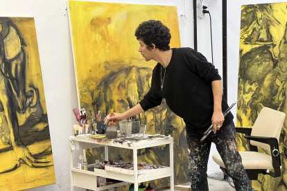 Artista. La propuesta delinea el universo, donde reside la energía de pintar y crear experiencias.