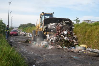 En la calle había escombros, electrodomésticos inservibles, repuestos de autos, animales muertos y muebles en mal estado.