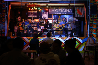 En San Blas la oferta nocturna se ha diversificado acogiendo a bares-restaurantes y un oúblico joven.