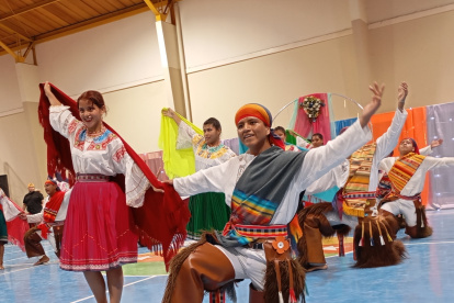 Folclor. Los danzantes mostraron el dominio del escenario en Playas.