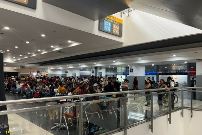 Largas filas en el Terminal Terrestre.