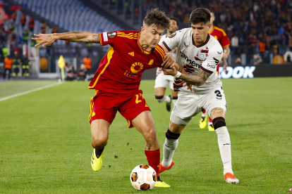 Piero Hincapié (d) marca de cerca al argentino Paulo Dybala en la semifinal de Europa League