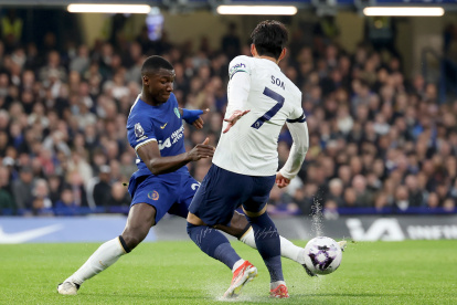 London (United Kingdom), 02/05/2024.- Moises Caicedo (L) of Chelsea in action against Son Heung-min of Tottenham during the English Premier League match between Chelsea and Tottenham Hotspur in London, Britain, 02 May 2024. (Reino Unido, Londres) EFE/EPA/ANDY RAIN EDITORIAL USE ONLY. No use with unauthorized audio, video, data, fixture lists, club/league logos, "live" services or NFTs. Online in-match use limited to 120 images, no video emulation. No use in betting, games or single club/league/player publications.