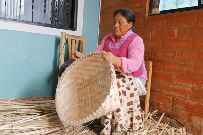 Saida Guamán es una de las mantenedoras del tradicional oficio de la cestería en la parroquia de San Joaquín.