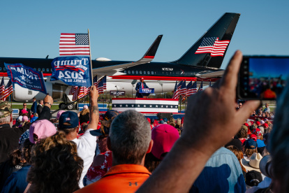 Michigan. El expresidente y candidato Donald J. Trump habla durante un mitin de campaña en un aeropuerto de Freeland, el pasado miércoles.