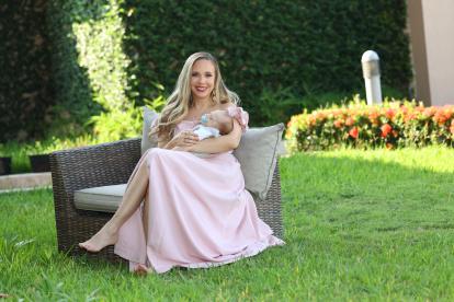 Estefy junto a su último hijo, Ricky de un mes de nacido.