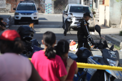 Hecho. Carmen recibe el consuelo de su hija, mientras ve la labor policial.