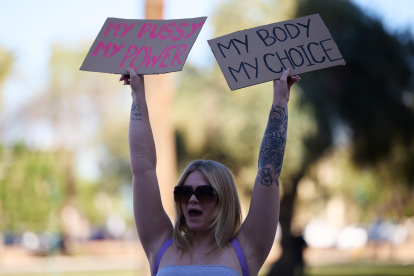 Phoenix. Una mujer protesta a favor del aborto en Arizona.
