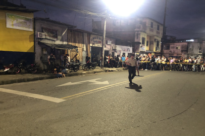 El hombre estaba arreglando su motocicleta y lo mataron.