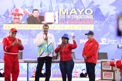Nicolás Maduro (2-i), en un acto por el Día Internacional de los Trabajadores este miércoles, en Caracas (Venezuela).