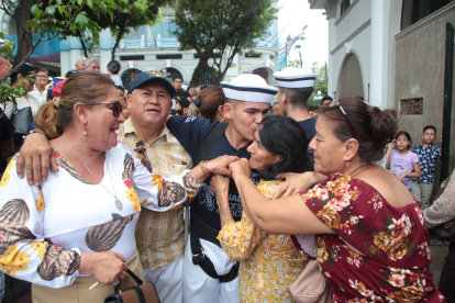 Despedida. En la despedida sobraron las muestras de cariño entre los estudiantes y sus familiares.