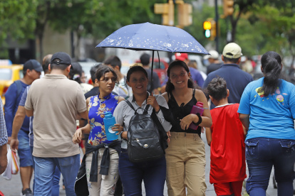En el centro. En prácticamente cada rincón del corazón de Guayaquil, las calles queman ante la falta de árboles y mobiliario urbano que dé sombra. La ciudadanía lleva años exigiendo atención a este problema.