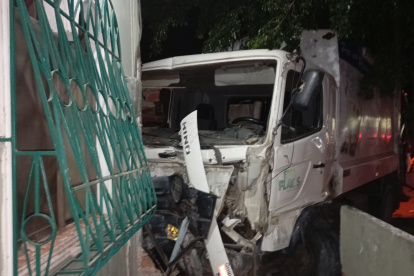Así quedó el recolector de basura luego de estrellarse contra la vivienda.
