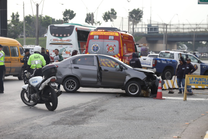 El incidente ocurrió al término del puente de la Unidad Nacional, en el tramo que conecta a Guayaquil con Samborondón.