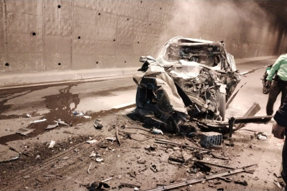 Un auto liviano chocó contra una barredora dentro del paso deprimido.