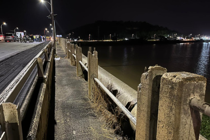 Los pasamanos de la estructura están destruidos en gran parte del tramo.
